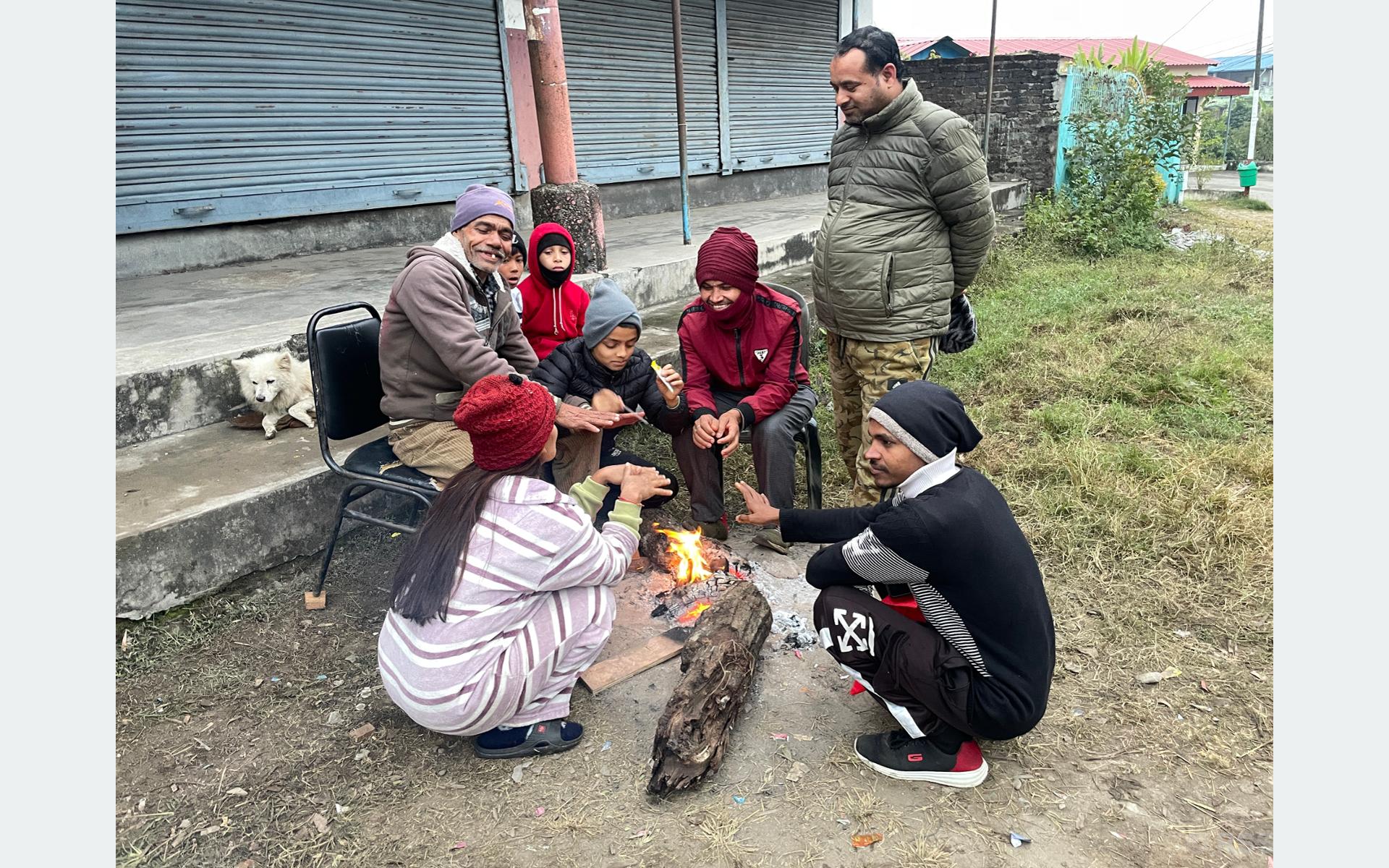 तीन दिनदेखिको शीतलहरसँगै बाक्लो हुस्सु, नवलपुरको जनजीवन प्रभावित