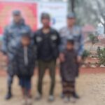 गैंडाकोटमा दुई बालकसहित हिँड्दै गरेका युवक सशस्त्र प्रहरीको नियन्त्रणमा